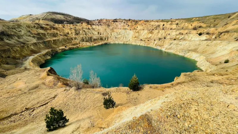 The Copper Mine That Became a Tourist Magnet: How an Industrial Disaster Turned Into Arizona's Most Photographed Lake